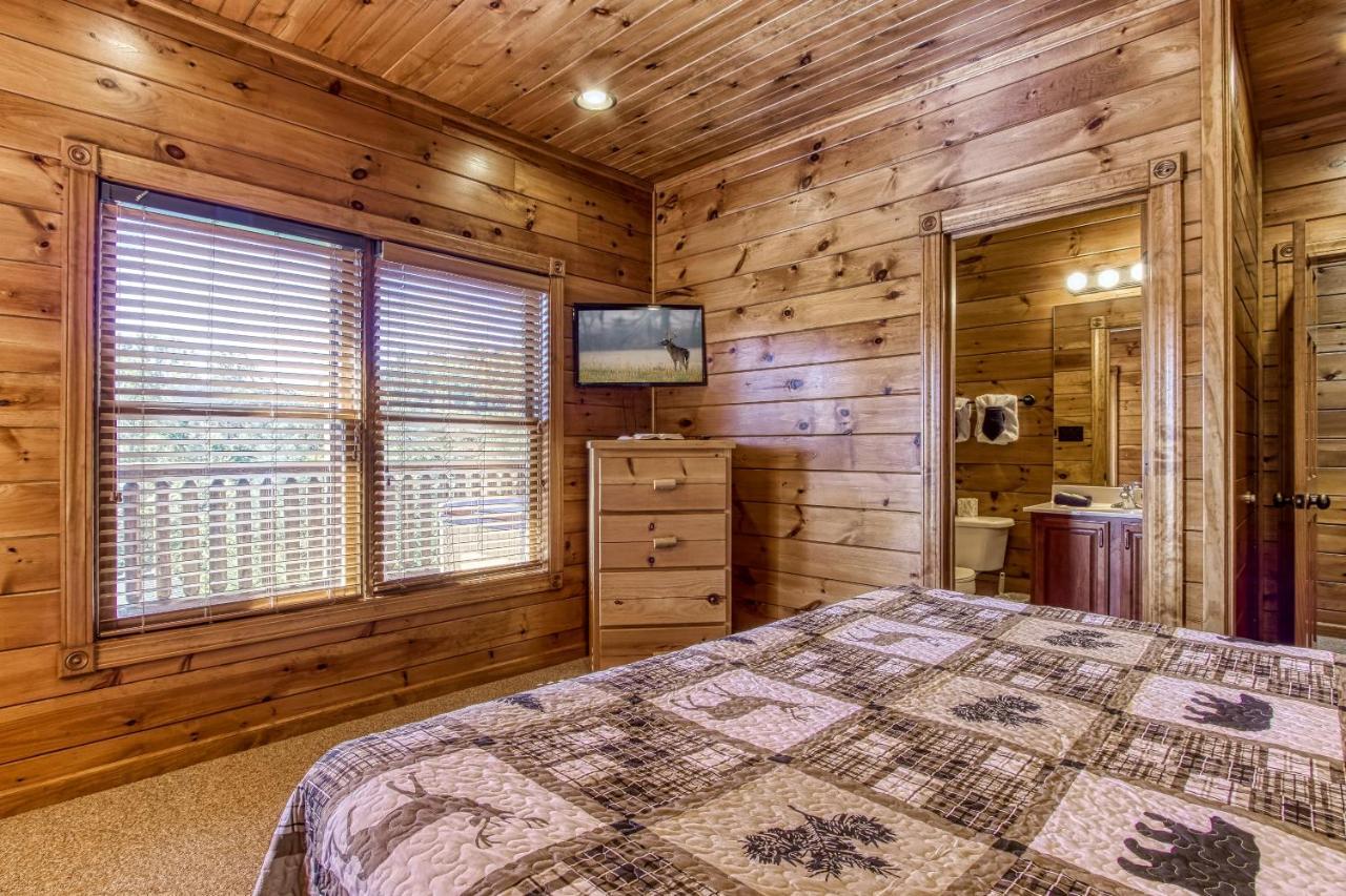 Lazy Bear Lodge, Hot Tub, Resort Pool, Wifi, 1089 Free Tickets Each Paid Day, Dollywood And More Gatlinburg Bagian luar foto