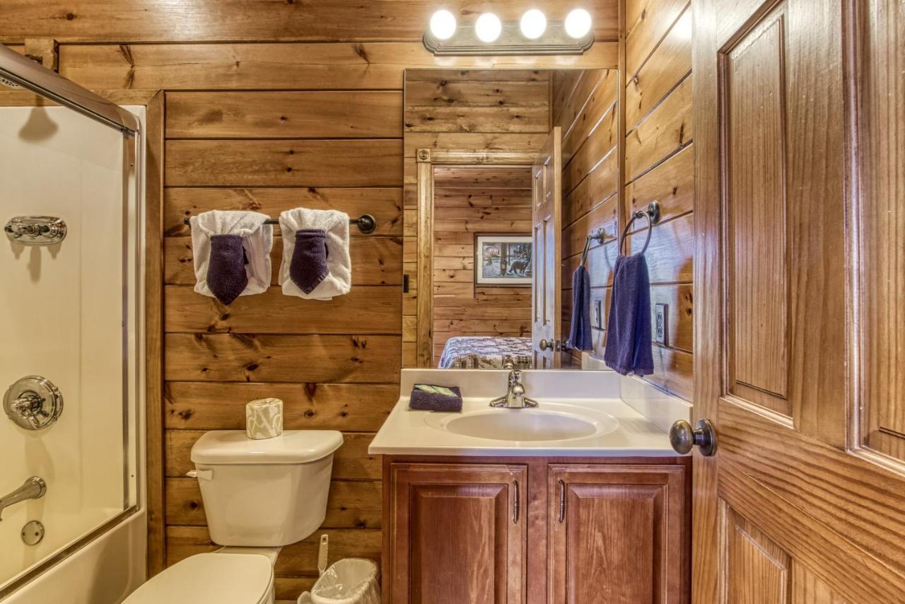 Lazy Bear Lodge, Hot Tub, Resort Pool, Wifi, 1089 Free Tickets Each Paid Day, Dollywood And More Gatlinburg Bagian luar foto