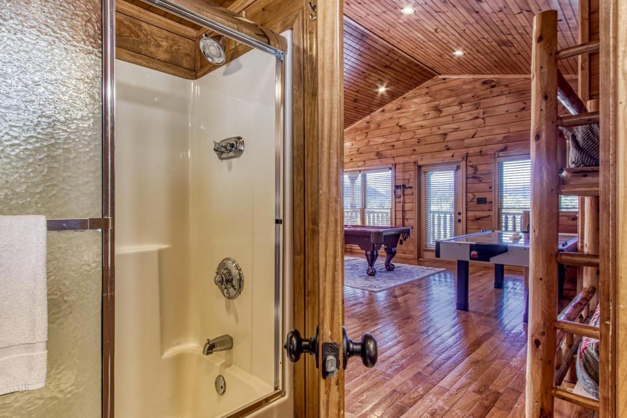 Lazy Bear Lodge, Hot Tub, Resort Pool, Wifi, 1089 Free Tickets Each Paid Day, Dollywood And More Gatlinburg Bagian luar foto