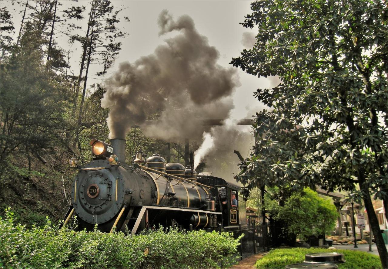 Lazy Bear Lodge, Hot Tub, Resort Pool, Wifi, 1089 Free Tickets Each Paid Day, Dollywood And More Gatlinburg Bagian luar foto