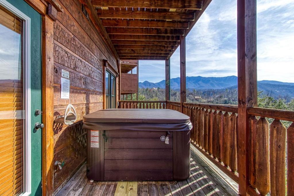 Lazy Bear Lodge, Hot Tub, Resort Pool, Wifi, 1089 Free Tickets Each Paid Day, Dollywood And More Gatlinburg Bagian luar foto