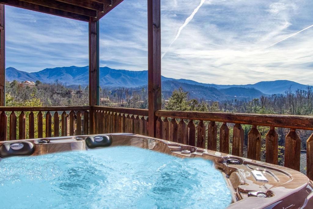 Lazy Bear Lodge, Hot Tub, Resort Pool, Wifi, 1089 Free Tickets Each Paid Day, Dollywood And More Gatlinburg Bagian luar foto